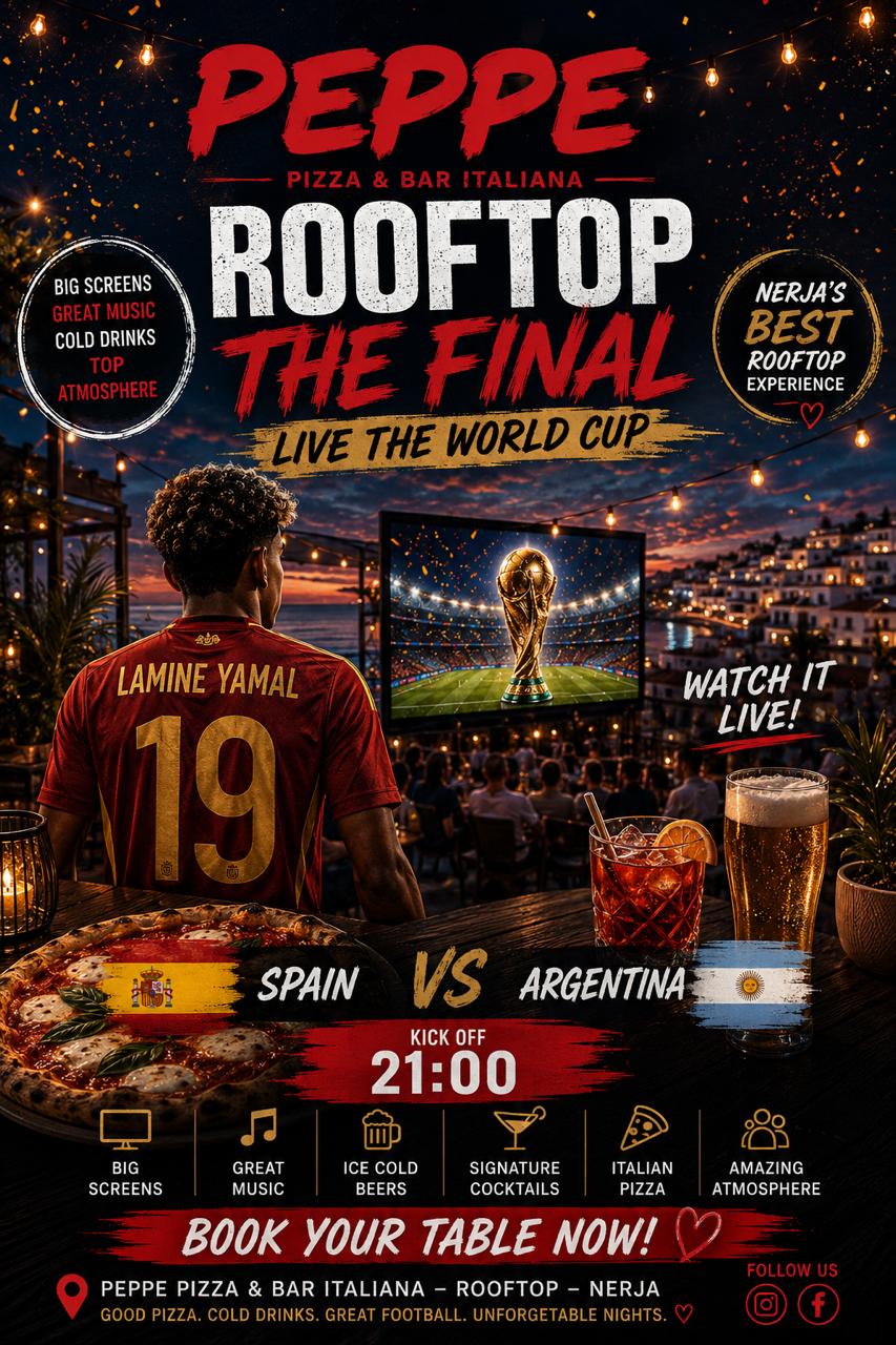 Pantalla gigante en el rooftop de Peppe Pizza Nerja para ver el fútbol, con mesas y vistas al mar